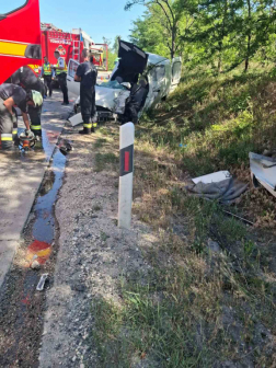 A tűzoltók feszítővágó segítségével szabadították ki a beszorult embert