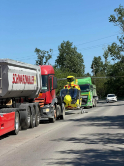 A tűzoltók áramtalanították a gépkocsikat