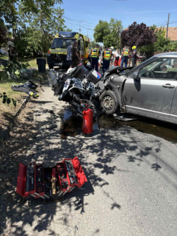 A tűzoltók áramtalanították a járműveket