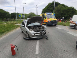 Személygépkocsi és egy motorkerékpáros ütközött össze