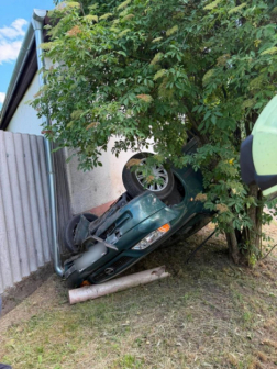 Az autó az oldalára borult