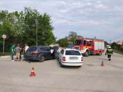 Az ütközés következtében a gépkocsik forgalmi akadályt okoztak