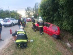 Egy személygépkocsi villanyoszlopnak csapódott
