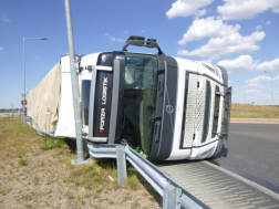 Felborult egy kamion a 441-es főúton