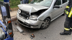 A tűzoltók áramtalanították a gépkocsit