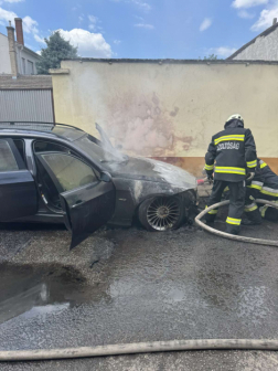 Mire a tűzoltók a helyszínre értek a jármű már teljes terjedelmében égett