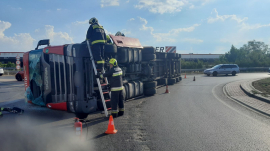 Felborult egy kamion az 51-es főúton