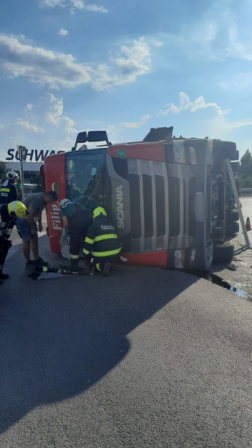 A kamion forgalmi akadályt okozott