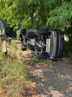 Oldalára borult egy személygépkocsi