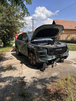 A tűzoltók áramtalanították a gépkocsit