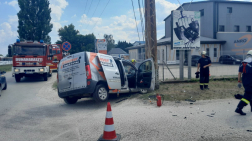 Az egyik autó villanyoszlopnak csapódott