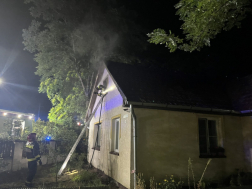 Az egységek az épületből hat gázpalackot hoztak ki