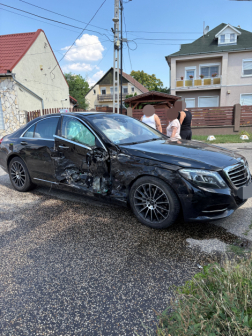 Két személygépkocsi ütközött össze