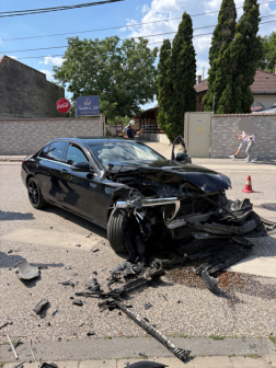 A szigetszentmiklósi hivatásos tűzoltók áramtalanították, majd átvizsgálták az autókat