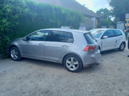 A balesetben egy parkoló autó is érintett volt