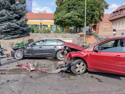 Két személygépkocsi és egy kamion ütközött össze 