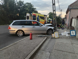 Buszmegálllóba hajtott egy gépkocsi