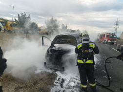 Az oltást követően a tűzoltók visszahűtötték a felmelegedett fém alkatrészeket