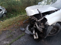 A tűzoltók feszítővágó segítségével szabadították ki a beszorult embereket