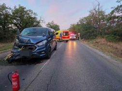 Egy kisbusz és egy lovaskocsi ütközött össze 
