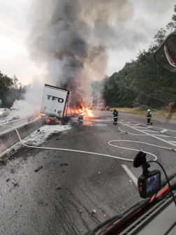  	Kigyulladt egy kamion az M3-as autópályán