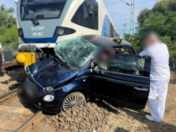Személyvonat ütközött gépkocsival 