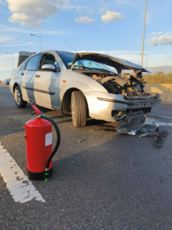Szalagkorlátnak ütközött egy gépkocsi