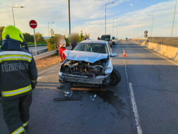 A tűzoltók áramtalanították a gépkocsit