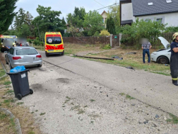 Az autó két parkoló gépkocsinak is neki ütközött