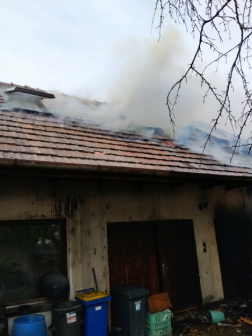 Farakás után a ház tetőzete is lángra kapott