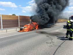  	Gépkocsi égett az M4-es autóúton