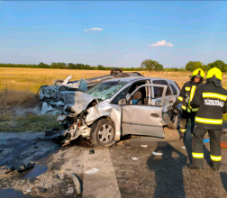 Az ütközés következtében egy ember a járműbe szorult