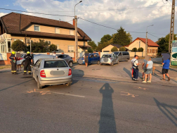 Öt személygépkocsi ütközött össze