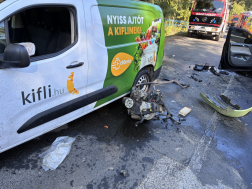  	Három személygépkocsi ütközött össze a 12-es főúton