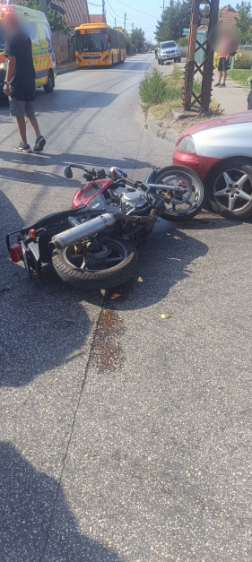 Két személygépkocsi és egy motorkerékpáros ütközött össze