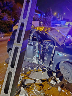 Villanyoszlopnak ütközött a személygépkocsi 