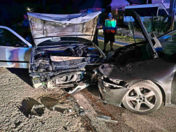 Parkoló gépkocsinak ütközött egy személyautó 