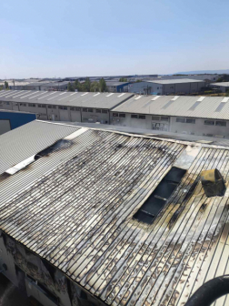 A tűzoltók több vízsugár segítségével oltották el a lángokat