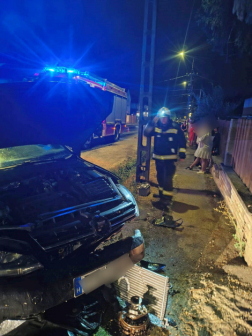 A tűzoltók áramtalanították a gépkocsikat