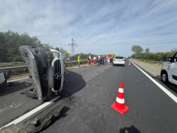 Az összetört autók forgalmi akadályt okoztak