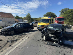 A tűzoltók áramtalanították a gépkocsikat