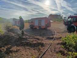 Összehordott gallyak égtek Pilisen