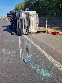  	Felborult egy kisteherautó az M5-ös autópályán