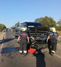 A tűzoltók áramtalanították a gépkocsikat