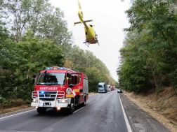 A teherautó az árokban, az oldalára borulva állt meg