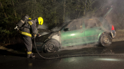 Kigyulladt egy személygépkocsi a 4-es főúton