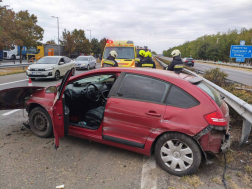 Szalagkorlátnak ütközött egy gépkocsi az M5-ös autópályán