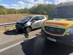 Két személygépkocsi és egy kamion ütközött össze 
