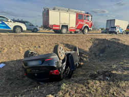 Lesodródott az útról a gépkocsi