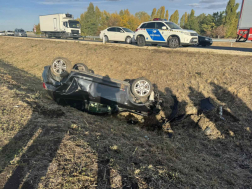 A tűzoltók áramtalanították a gépkocsit